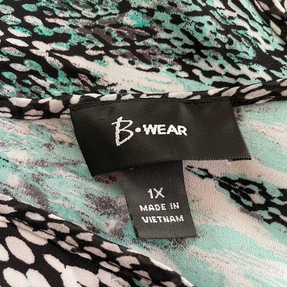 Flowing Cold Shoulder Top - Picture 7 of 8